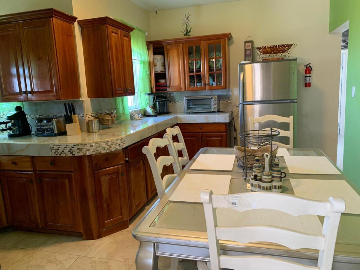 Bella Vista Vacation Apartment Монтего Бей Екстериор снимка