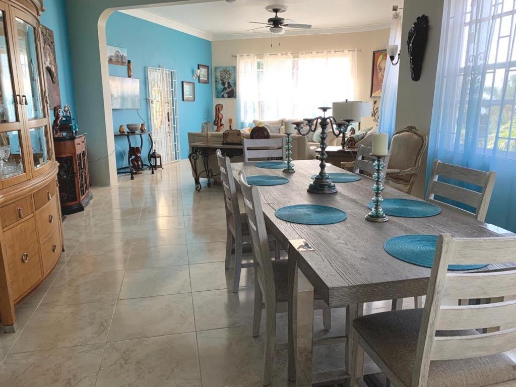 Bella Vista Vacation Apartment Монтего Бей Екстериор снимка