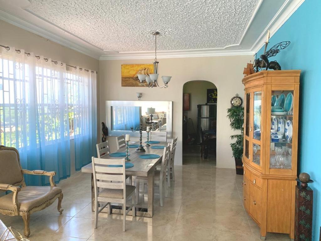 Bella Vista Vacation Apartment Монтего Бей Екстериор снимка