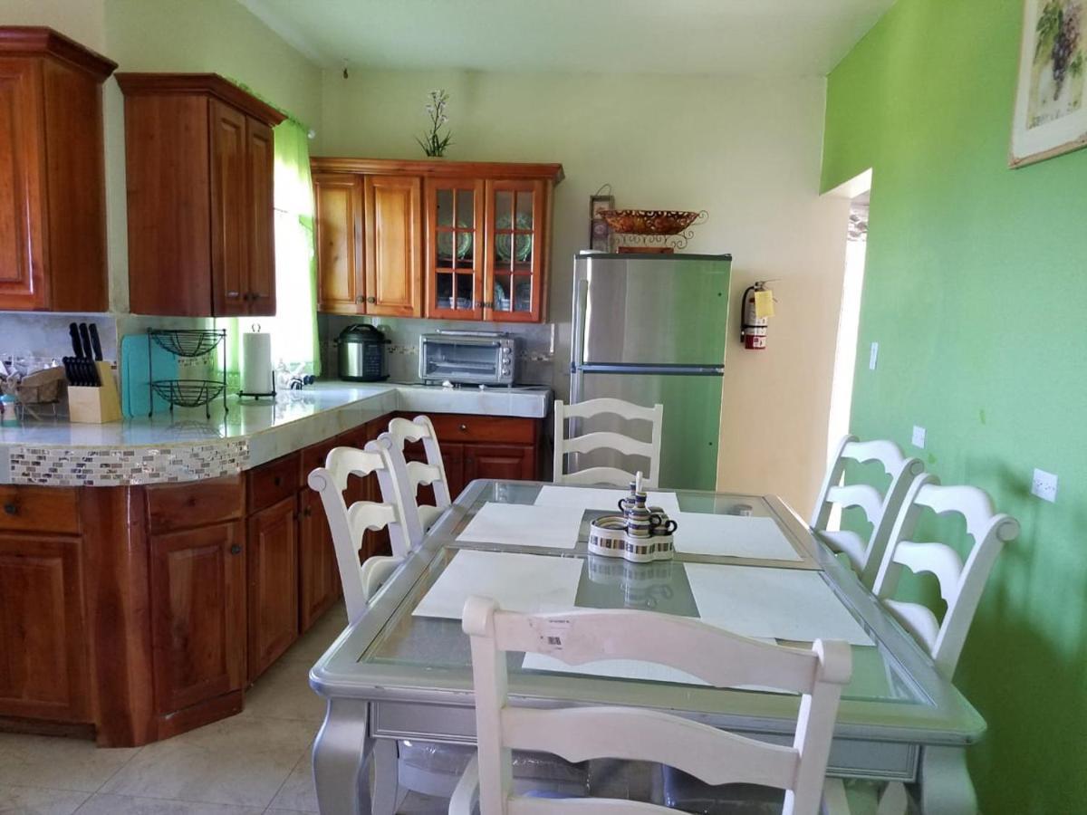 Bella Vista Vacation Apartment Монтего Бей Екстериор снимка