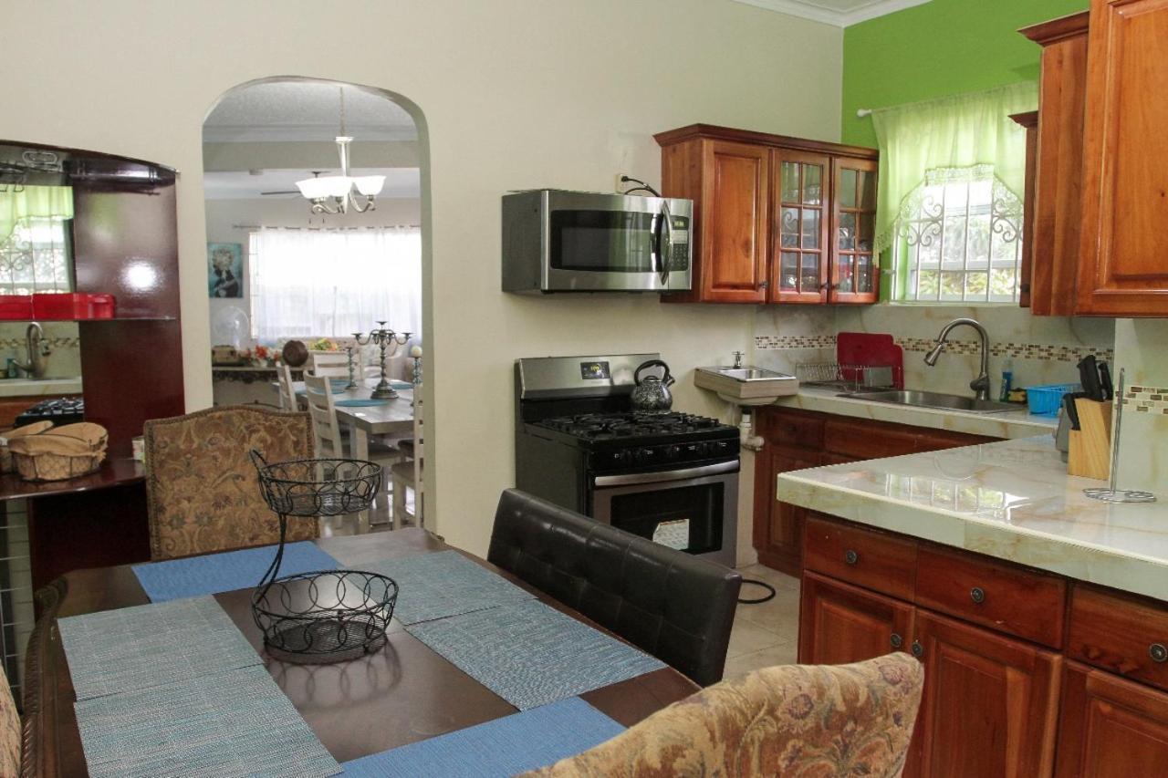 Bella Vista Vacation Apartment Монтего Бей Екстериор снимка