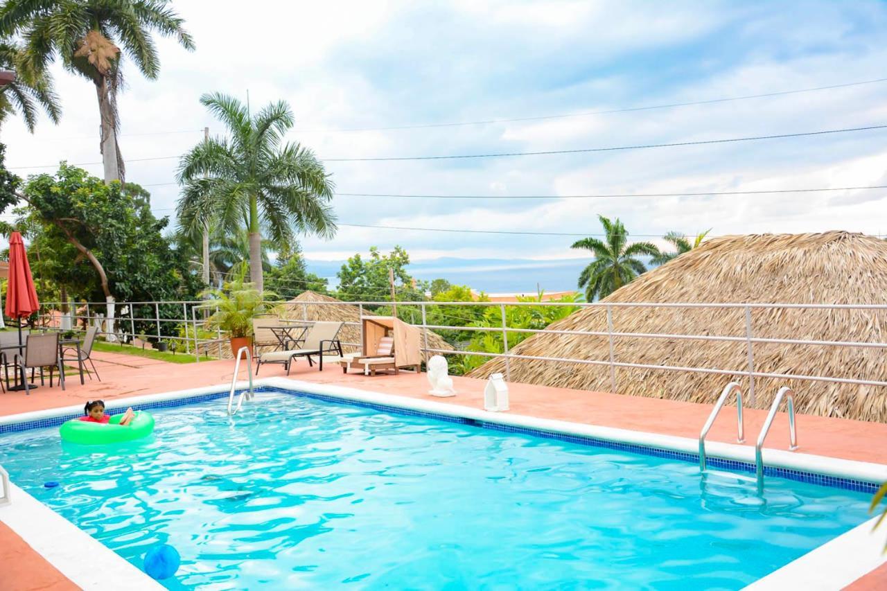 Bella Vista Vacation Apartment Монтего Бей Екстериор снимка